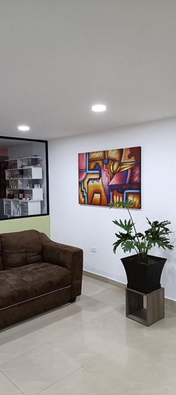 Julius Hostal, Desde Las 14 Horas Hasta 12 Del Mediodia Quito Dış mekan fotoğraf